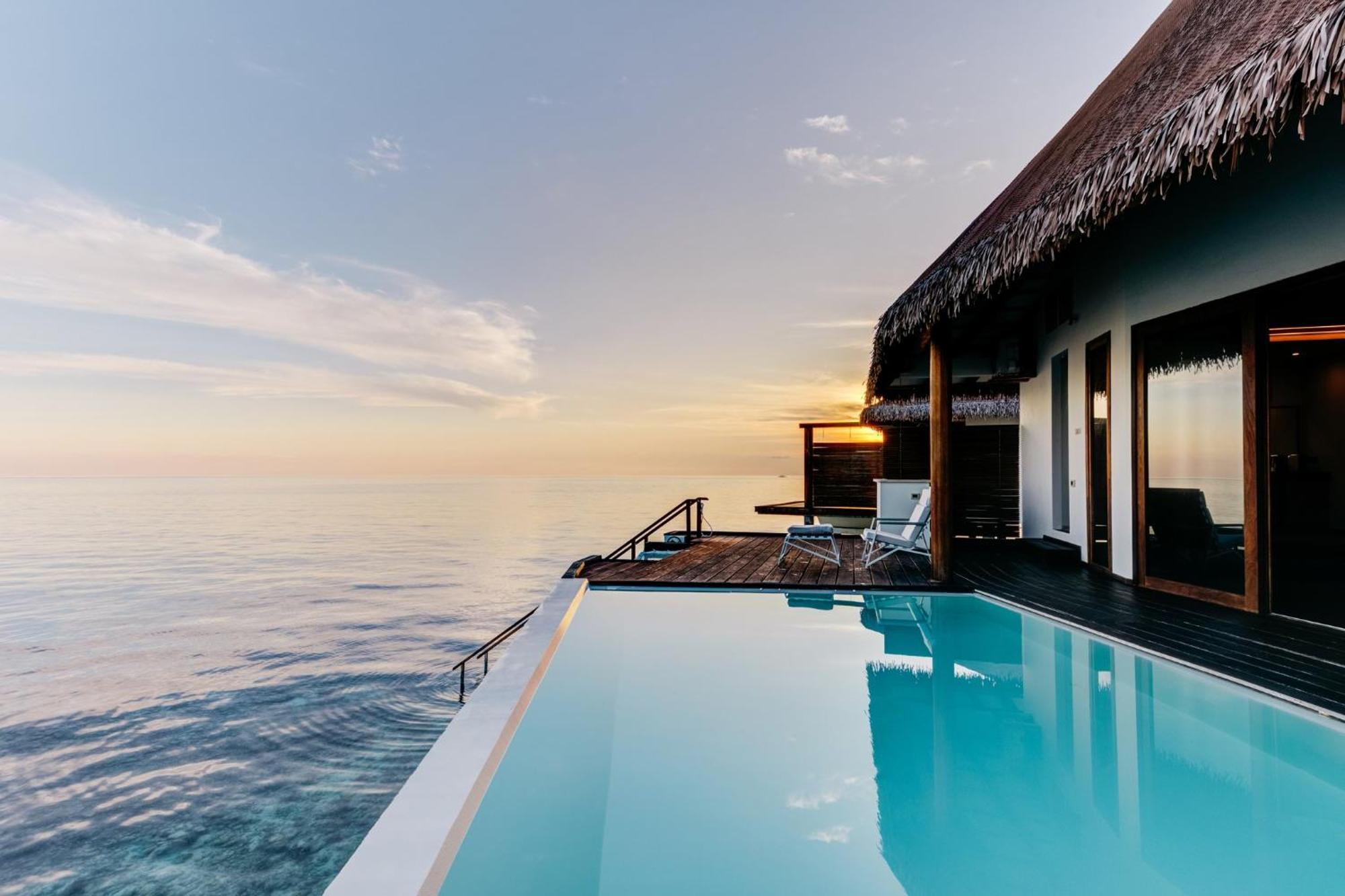 Cinnamon Velifushi Maldives Aarah Island Dış mekan fotoğraf Sunset at the water villa